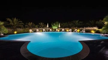 Saisonales Schwimmbad bei Nacht