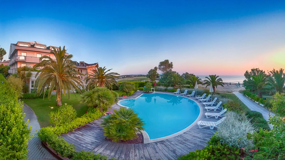 Hotel direkt am Meer mit Swimmingpool