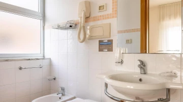 Privates Badezimmer mit an der Wand befestigtem Haartrockner