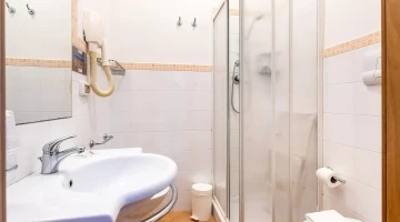 Eigenes Badezimmer mit Duschkabine und wandmontiertem Haartrockner