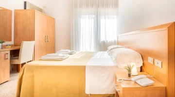 Doppelzimmer mit Telefon und Schreibtisch