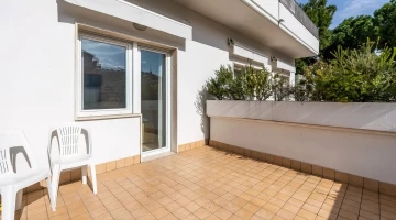 Privater Balkon mit Stühlen