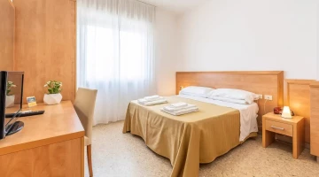 Doppelzimmer mit TV und Schreibtisch