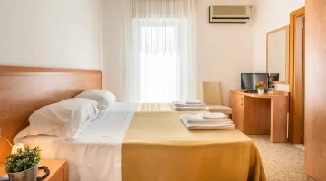 Doppelzimmer mit TV und Klimaanlage