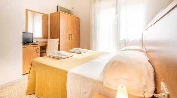 Doppelzimmer mit TV und Schreibtisch