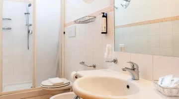 Privates Badezimmer mit Duschkabine