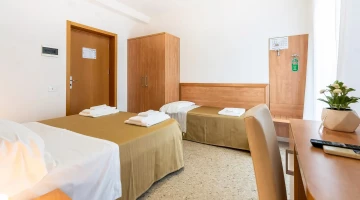 Dreibettzimmer mit Schreibtisch