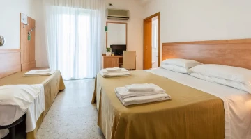Dreibettzimmer mit Klimaanlage und Balkon