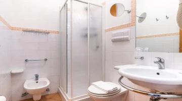 Privates Badezimmer mit Duschkabine