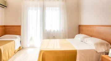 Dreibettzimmer mit eigenem Balkon