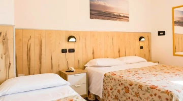 Triple room with telephone