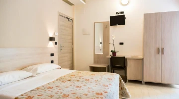 Double room with TV and desk