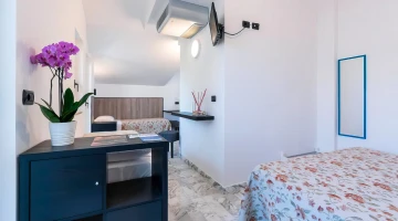 Quadruple room with TV