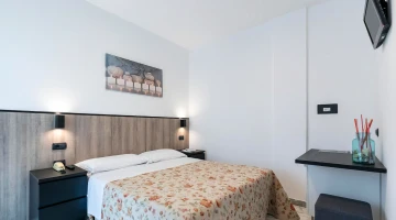 Double room with TV and desk