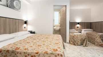 Modern quadruple room with private bathroom