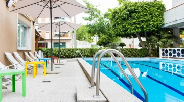Swimming pool with solarium