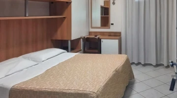 Doppelzimmer mit Schreibtisch