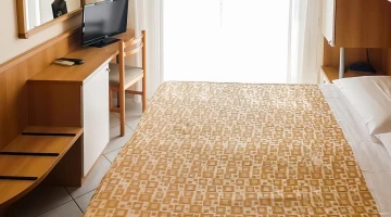 Doppelzimmer mit TV und Balkon