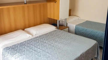 Dreibettzimmer mit Telefon