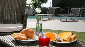 Frühstück am Pool