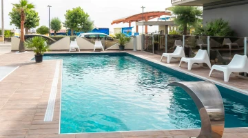 Schwimmbad mit Solarium