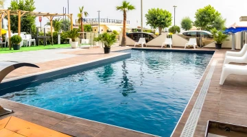 Saisonales Schwimmbad mit Wasserstrahl