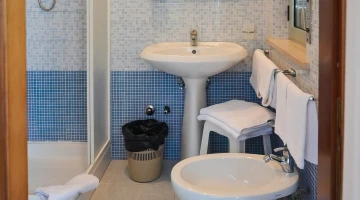 Privates Badezimmer mit Duschkabine