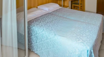 Doppelzimmer mit Schreibtisch