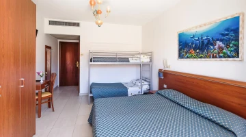 Quadruple room with bunk beds
