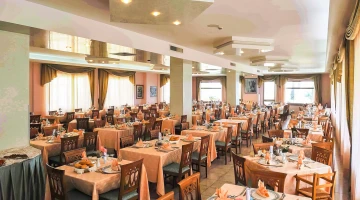 Breakfast room and restaurant