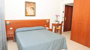 Double bedroom with desk