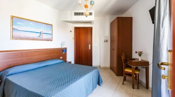 Double room with TV and desk