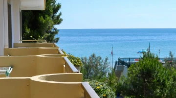 Rooms with private balcony overlooking the sea