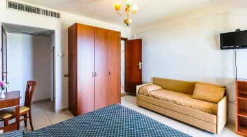 Double bedroom with sofa and TV