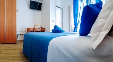 Chambre double avec TV et bureau