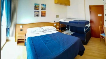 Chambre quadruple avec lits superposés et balcon