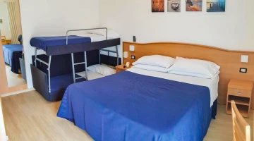 Chambre quadruple avec lits superposés