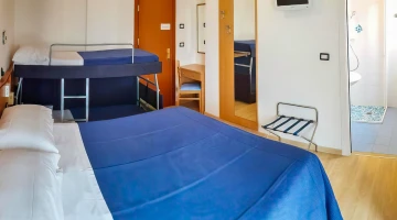 Chambre quadruple avec lits superposés