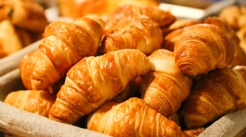 Croissants frais pour le petit déjeuner
