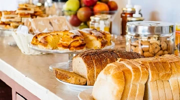 Pain et fruits frais pour le petit-déjeuner