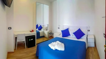 Chambre double avec minibar et bureau