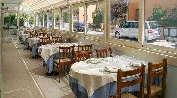 Véranda aménagée pour les repas