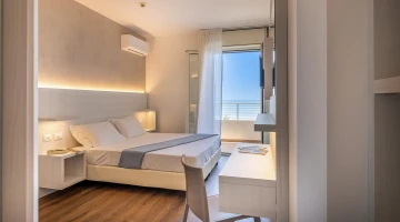 Double room with balcony overlooking the sea