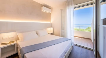 Double room with telephone and balcony with sea view