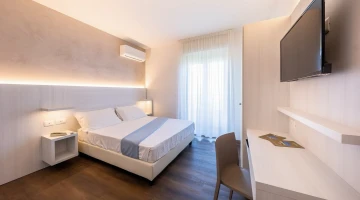 Double room with TV and desk