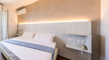 Double room with telephone