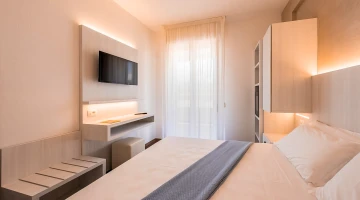 Double room with TV and desk
