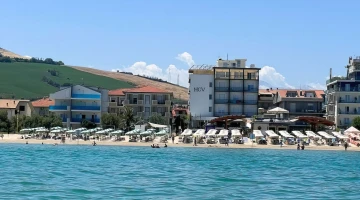 Veduta dell'hotel dalla spiaggia