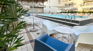 Zona relax a bordo piscina
