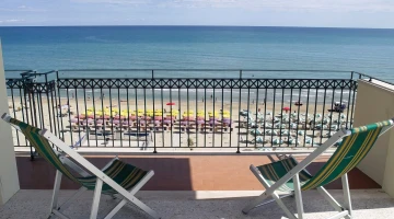Balcone privato con sdraio
